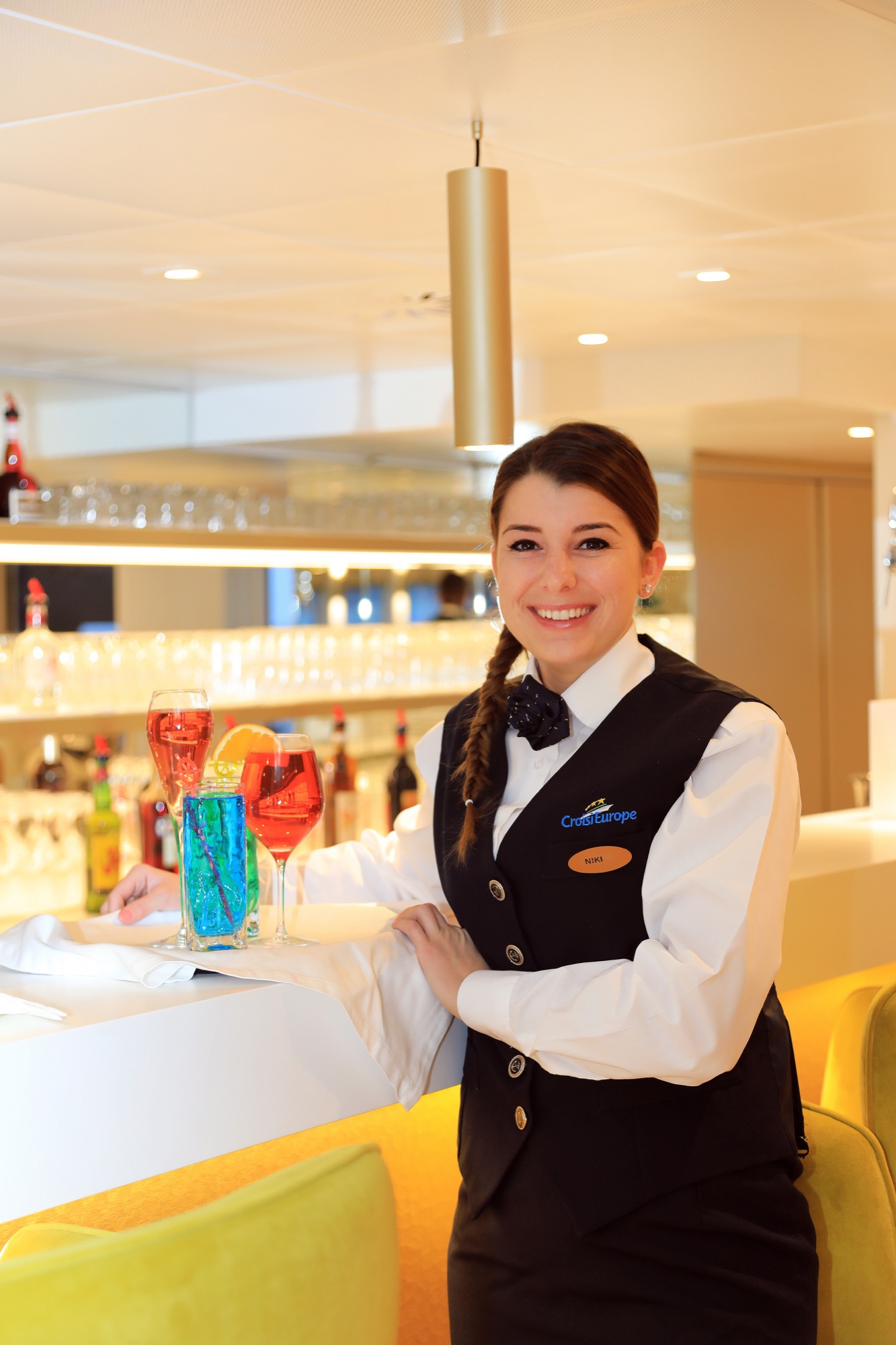 CroisiEurope MS Elbe Princesse II Bar Lounge 13.jpg